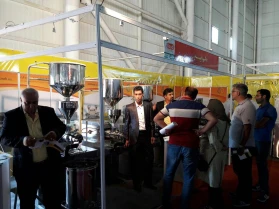 Grupo de producción de Bekrdaneh en la exposición de la industria alimentaria de Mashhad