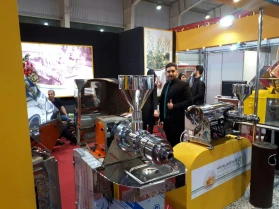 Grupo de producción Bekrdaneh en la exposición de Isfahan en noviembre del 96