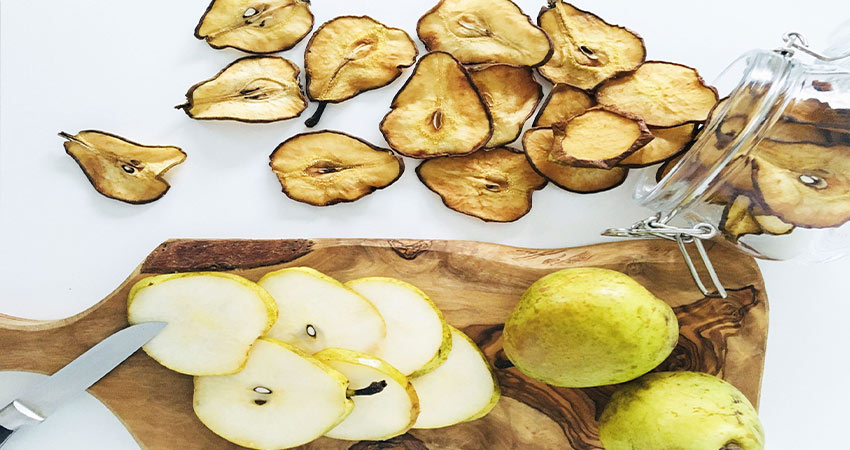 میوه خشک بهتر است یا تازه؟ 3 بررسی معایب میوه خشک نسبت به میوه تازه